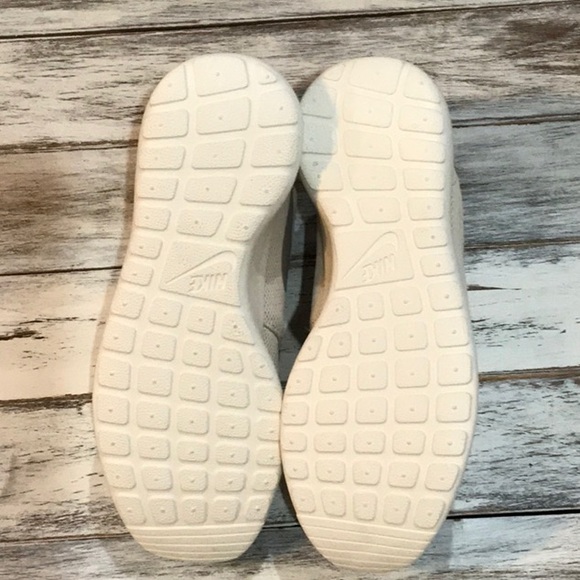 Nike Women’s Roshe One running, walking, athletic - Picture 6 of 7